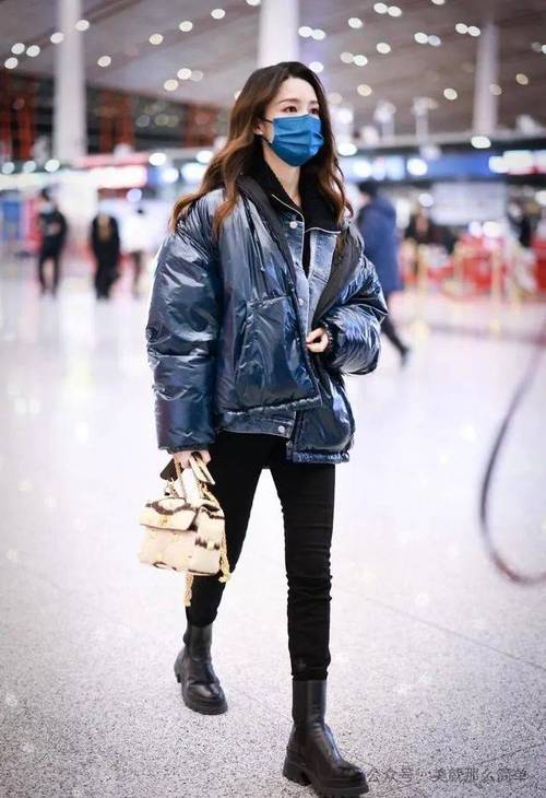 女明星冬季街拍新招：科技感羽绒服混搭，暖和有型