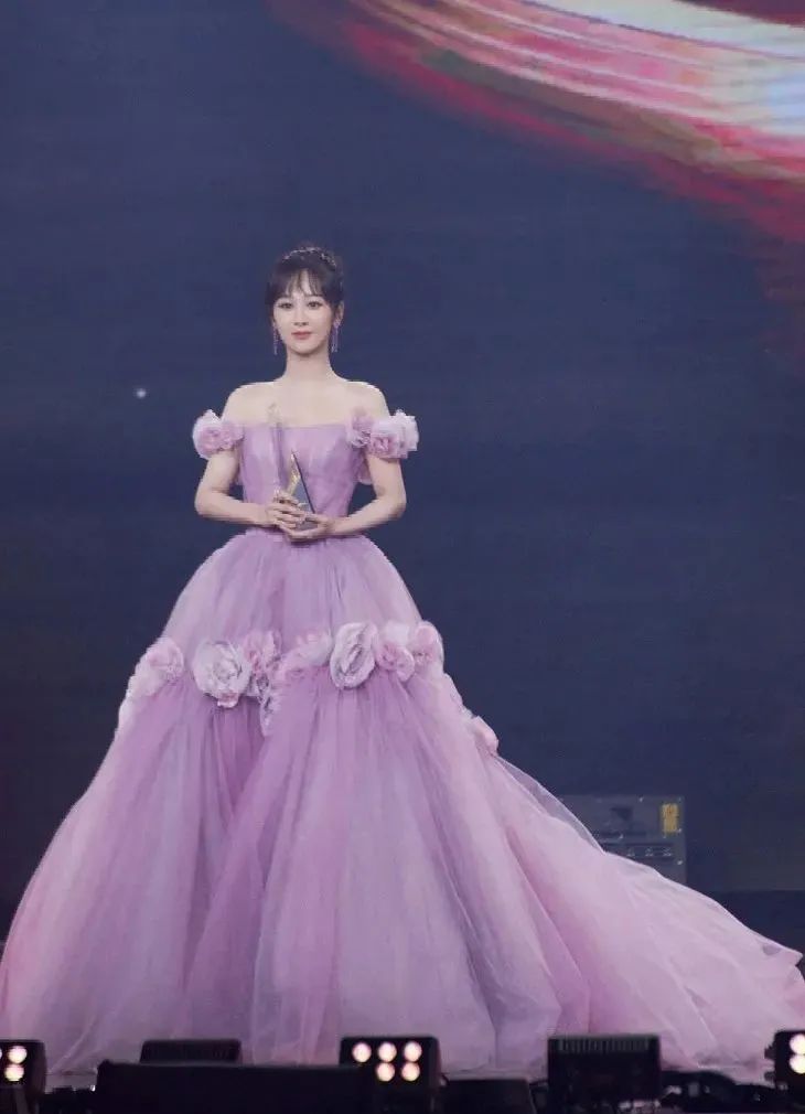 春季时尚趋势_女明星红毯穿搭_晚装女明星