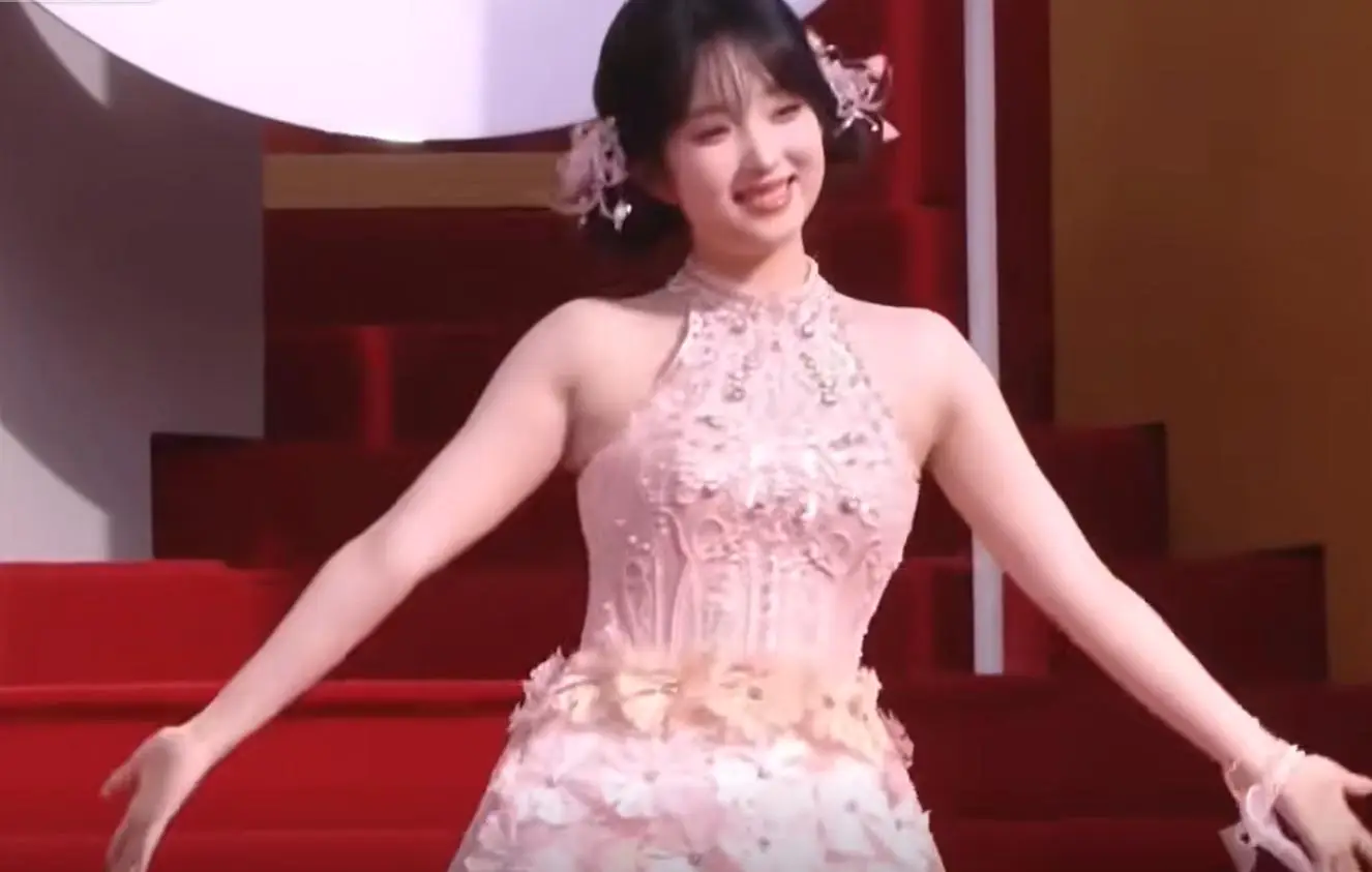 抖音网红红毯见光死_美颜滤镜撕下来_抖音网红美女黑料在线播放,